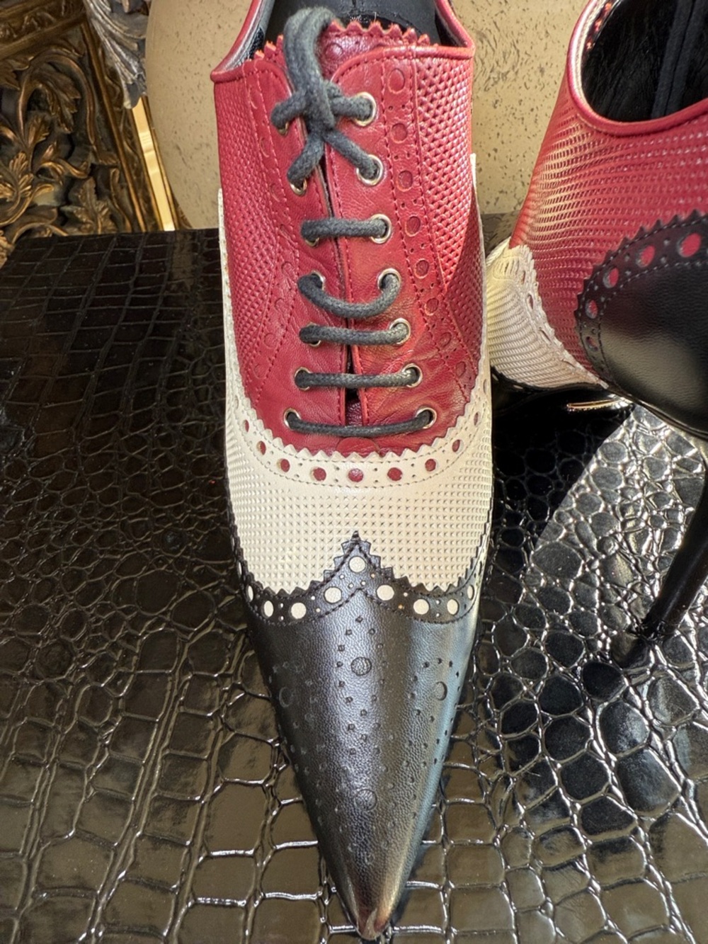 Classic Gucci Red, White & Black Pointed toe spectators - Picture 2 of 9